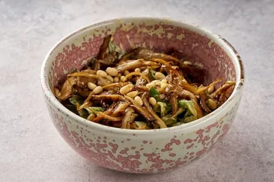 Теплый салат с грибами, шпинатом и ореховым соусом