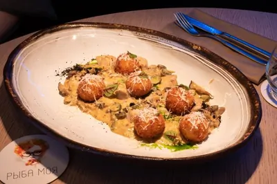 Осетр по-строгановски с картофельными крокетами