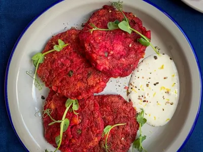 Оладьи из красной рыбы и свеклы с йогуртом с хреном