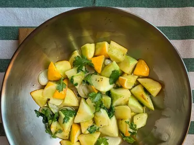 Кабачки, тушенные с чесноком и кориандром