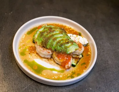 Креветки-гриль с авокадо и цукини