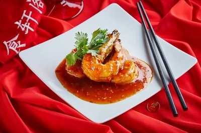 Жареные королевские креветки с чили и медом