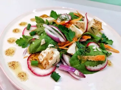 Салат из шпината с адыгейским сыром