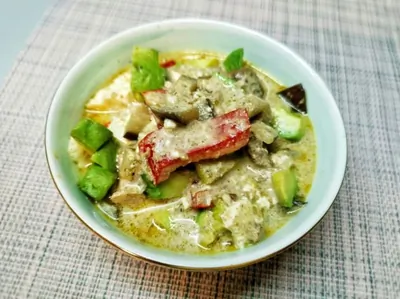 Телячья печень со сметаной и овощами