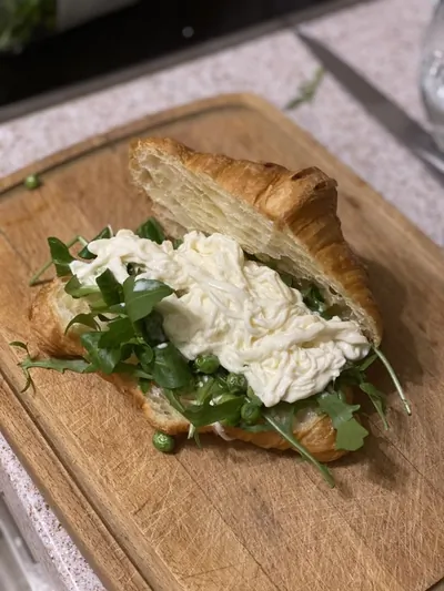 Круассан со страчателлой