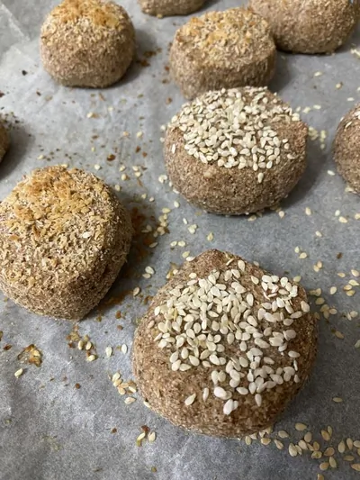 Ореховые булочки с кунжутом