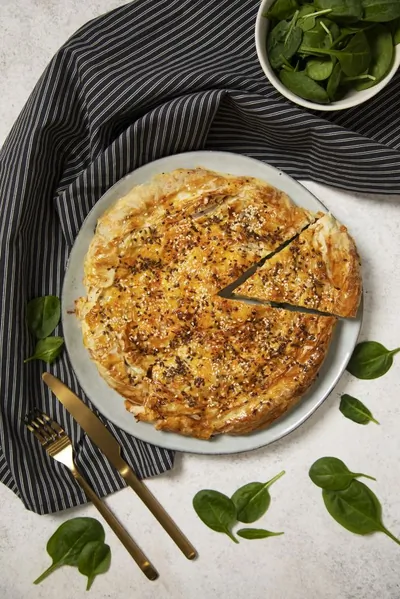 Пирог из теста фило с фетой, творогом и шпинатом