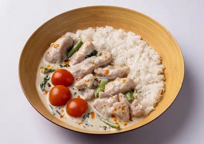 Зеленое карри с цыпленком