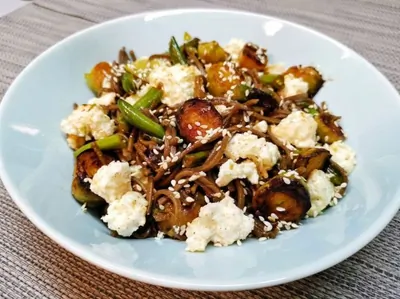 Гречневая лапша с овощами и адыгейским сыром