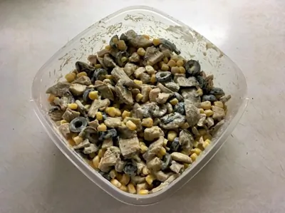 Сытный салат с куриным филе
