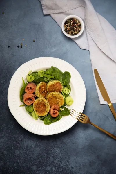 Чесночные сырники со шпинатом