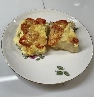 Треска с сыром и помидорами, запеченная в духовке