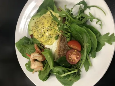 Тост с яйцом пашот, креветками и авокадо