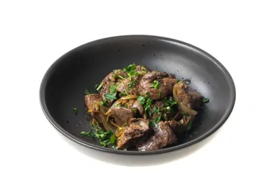 Куриная печень с луком на сковороде