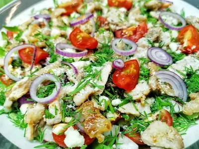 Овощной салат с беконом и пармезаном