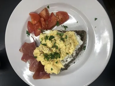 Скрэмбл с тостом и хамоном