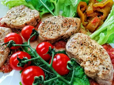 Сочный стейк из шейки свинины