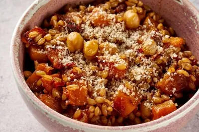 Салат из полбы с тыквой, нутом и кедровыми орехами