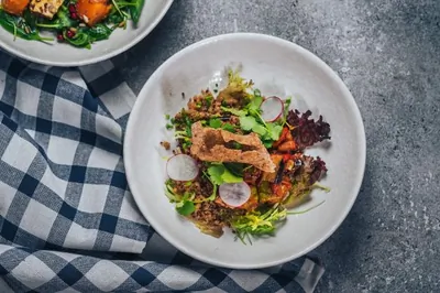 Салат из запеченных овощей с киноа