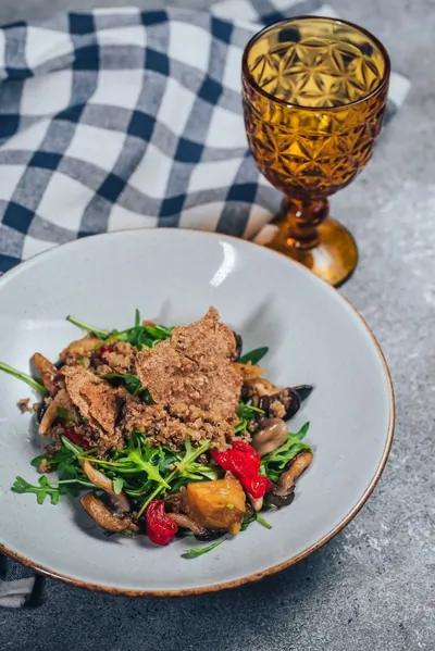 Салат с печеными баклажанами, вешенками и киноа