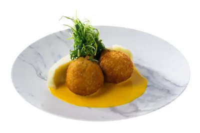 Котлеты по-киевски из перепелки с тыквенным соусом и картофельным пюре