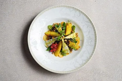 Салат с томленой грушей и сыром дор-блю