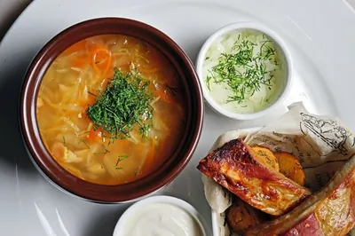 Щи из квашеной капусты с копчеными ребрышками