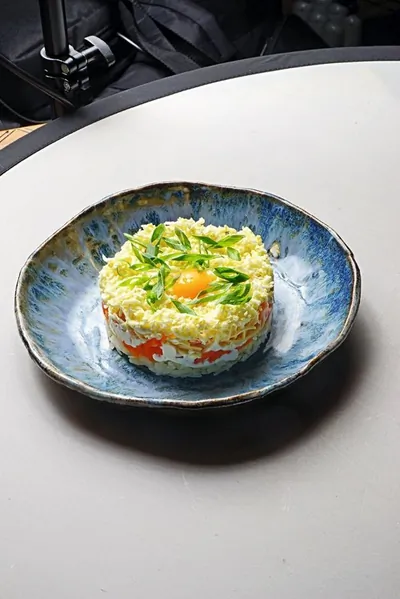 Салат «Мимоза» с лососем и моцареллой