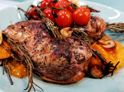 Ароматная утиная грудка с розмарином и помидорами