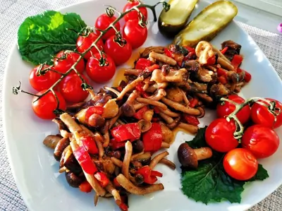 Жареные опята с овощами