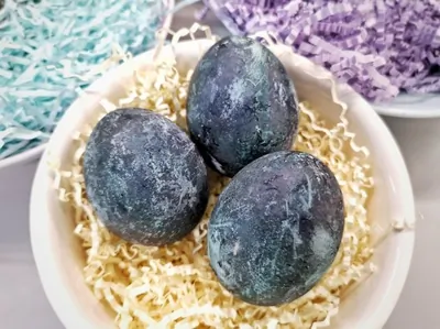 Пасхальные яйца, окрашенные каркаде