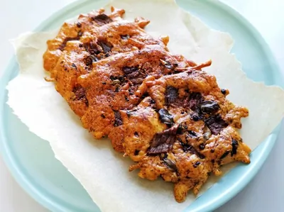 Сырные чипсы с беконом и базиликом