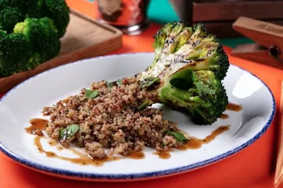 Брокколи на гриле с киноа