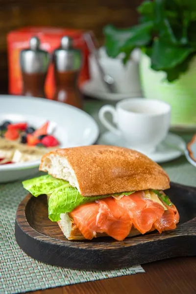 Панини с копченым лососем и сливочным сыром