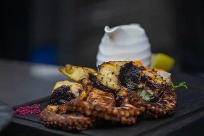 Осьминог на гриле с соусом дзадзики