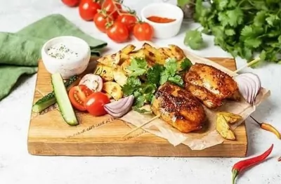 Шашлычки из курицы со свежими овощами