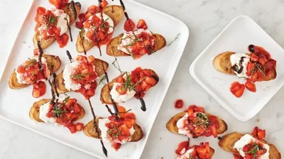 Кростини с клубникой, базиликом и корицей