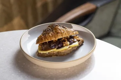 Круассан с вяленым виноградом и таледжо