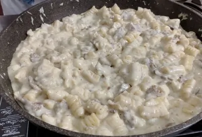 Макароны в сливочном соусе с беконом