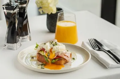 Бриошь с окороком и яйцом пашот