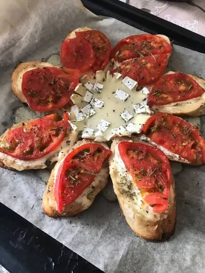 Запеченный сыр камамбер с багетом и прованскими травами