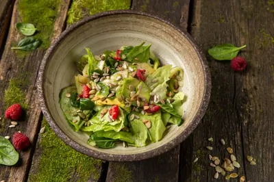 Салат с авокадо, манго и тыквенными семечками