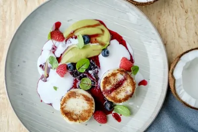 Кокосовые сырники с кремом из авокадо и чатни из сезонных ягод