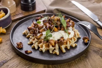 Горячие картофельные вафли с лисичками