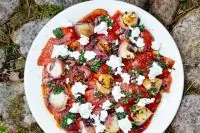 Болгарские перцы с нектаринами и козьим сыром