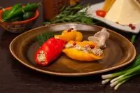 Запеченный болгарский перец с орехами и гранатом