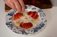 Рисовая каша с клубникой и семенами чиа