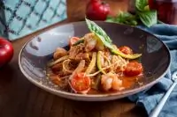 Лингвини с томатами и креветками