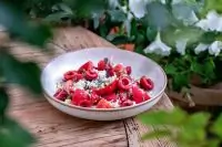 Салат с томатами, творогом и черешней