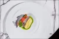 Подкопченный лосось с картофельным пюре и соусом из простокваши